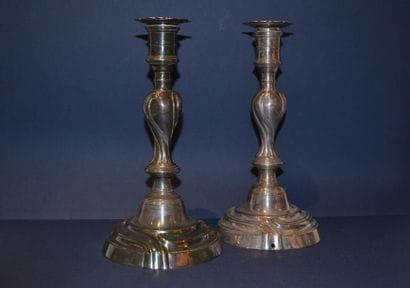Paire de bougeoirs en métal plaqué. XVII...