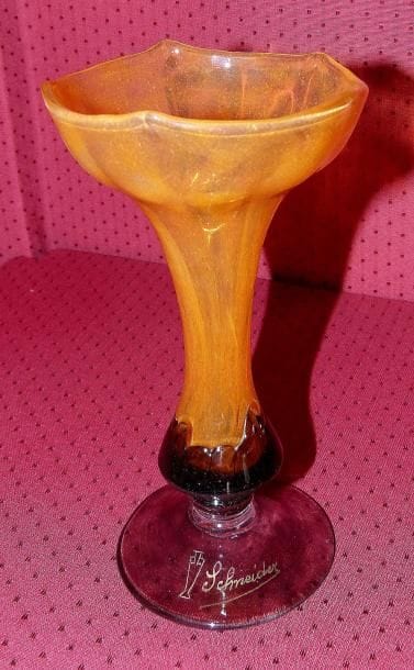 SCHNEIDER. Vase sur piédouche de forme tulipe...