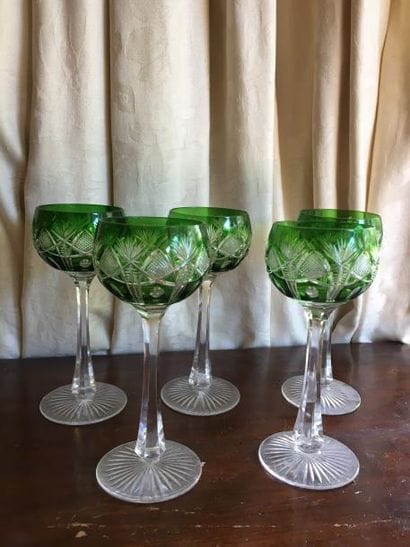 Cinq verres à vin du Rhin en cristal.