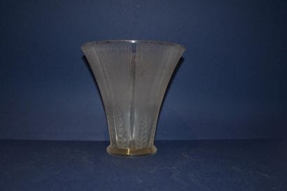 R. LALIQUE. Vase 