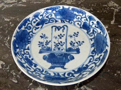 CHINE. Coupelle à décor en camaïeu bleu de...