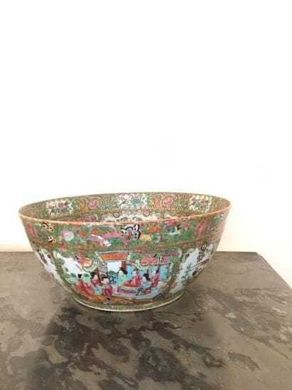 Coupe en porcelaine à décor polychrome de...