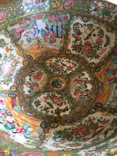Coupe en porcelaine à décor polychrome de...