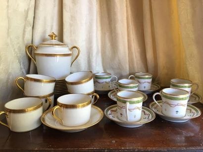 Six tasses à café et sous-tasse en porcelaine...