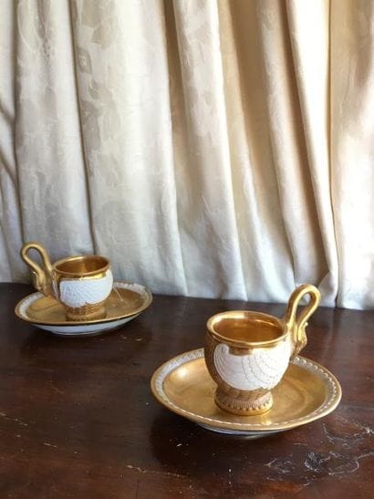 Paire de tasses et leur sous-tasse en porcelaine...