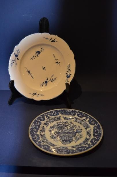 CHANTILLY. Assiette en porcelaine décor à...