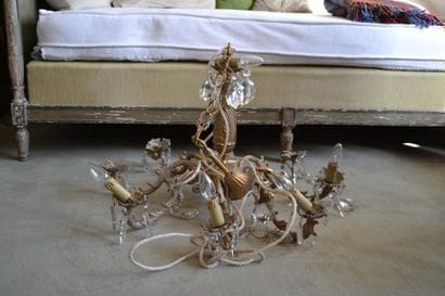 Lustre en bronze à huit lumières et pendeloques....