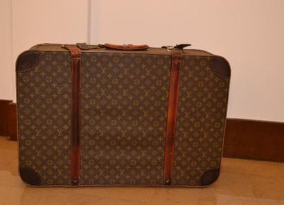 VUITTON. Valise en toile monogrammée. Garniture...