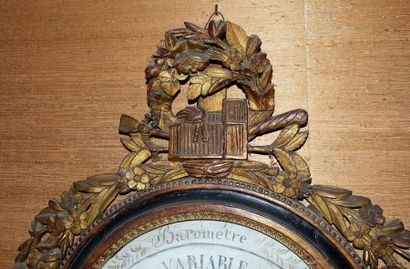 Baromètre de forme ovale en bois doré mouluré...