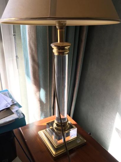 Lampe colonne en verre, socle chromé. 

Hauteur...