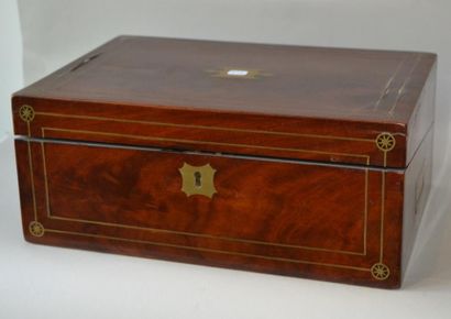 Coffret écritoire en placage d'acajou orné...
