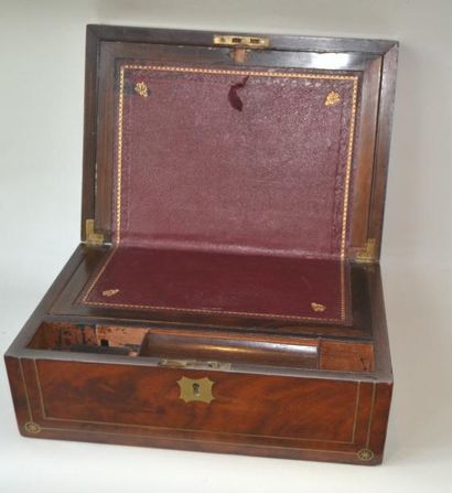 Coffret écritoire en placage d'acajou orné...