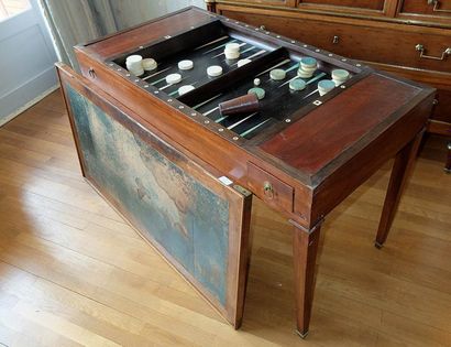 Table tric trac en noyer reposant sur quatre...