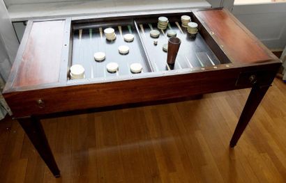 Table tric trac en noyer reposant sur quatre...
