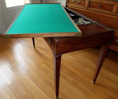 Table tric trac en noyer reposant sur quatre...