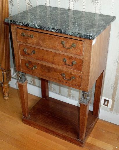 Table chiffonnière en noyer ouvrant à trois...
