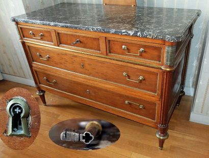 Commode en acajou et placage d'acajou ouvrant...