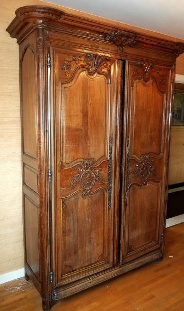 Grande armoire en chêne ouvrant à deux portes...