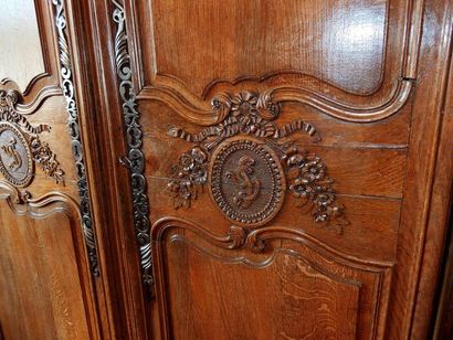 Grande armoire en chêne ouvrant à deux portes...