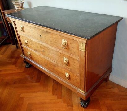 Commode en acajou moucheté et placage d'acajou...