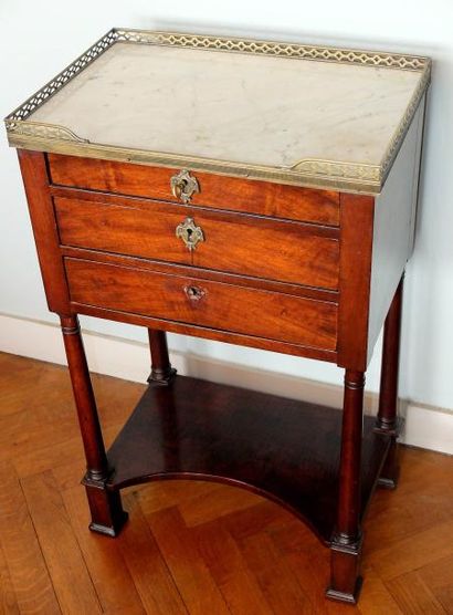 Petite table de salon en acajou et placage...