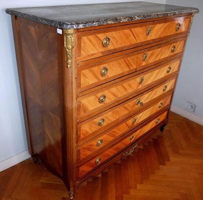 Commode trois-quarts en bois de placage ouvrant...