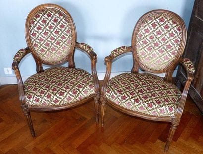Paire de fauteuils cabriolets à dossier médaillon...
