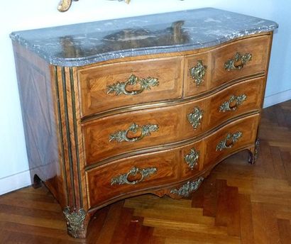 Commode galbée en façade en bois de placage...