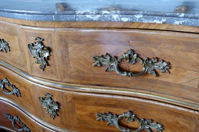 Commode galbée en façade en bois de placage...