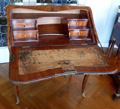 Bureau de pente en bois de placage et marqueterie,...