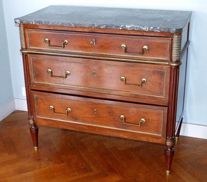 Commode d'entre-deux en acajou et placage...