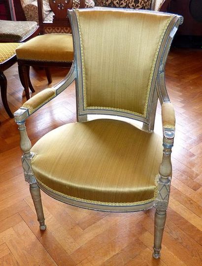 Fauteuil à dossier renversé en bois laqué,...