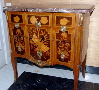 Petite commode en bois de placage à décor...