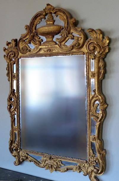 Miroir à parecloses en bois sculpté et doré...