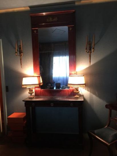 Trumeau à miroir en acajou et placage d'acajou....