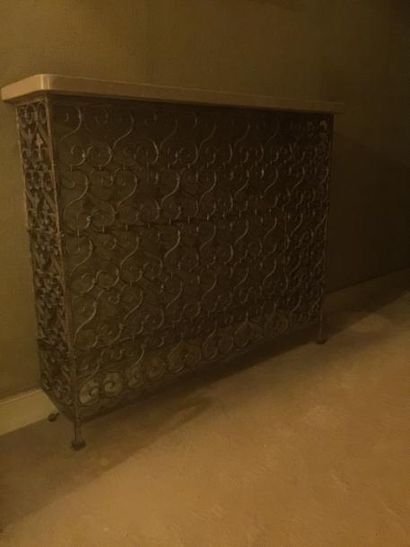 Grille de radiateur en fer forgé, dessus...