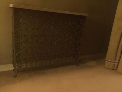 Grille de radiateur en fer forgé, dessus...