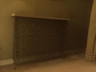 Grille de radiateur en fer forgé, dessus...