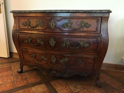 Commode de forme galbée en bois naturel mouluré...