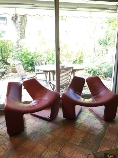 STEINER. Paire de fauteuils en cuir rouge,...