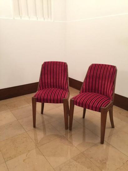 Deux chaises garniture de velours à raies....