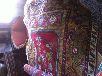 Deux Tapis turc à décor de branchages st...