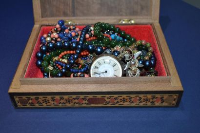 Lot de bijoux fantaisie dans un écrin