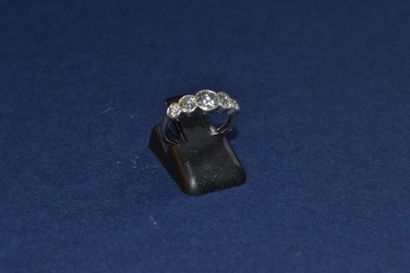 Bague rivière en or gris 750°/°° et platine...