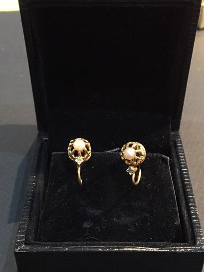 Paire de pendants d'oreille feuillagé deux...