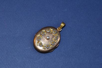Pendentif ouvrant trois ors 750°/°° à décor...