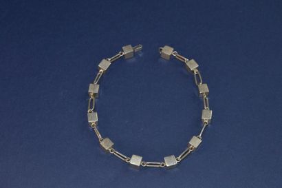 Bracelet en argent à décor de cubes. Poids...