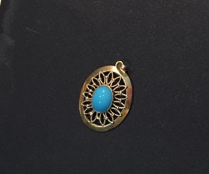 Pendentif ovale en or jaune orné en son centre...