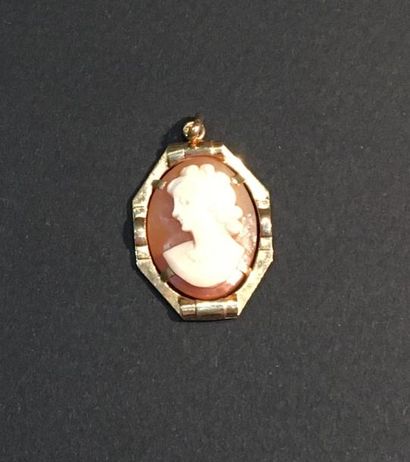Pendentif en or octogonal orné d'un camé...