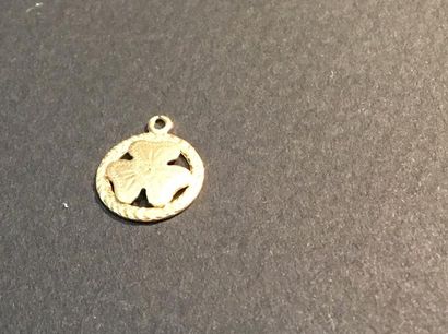 Petite médaille en or trèfle